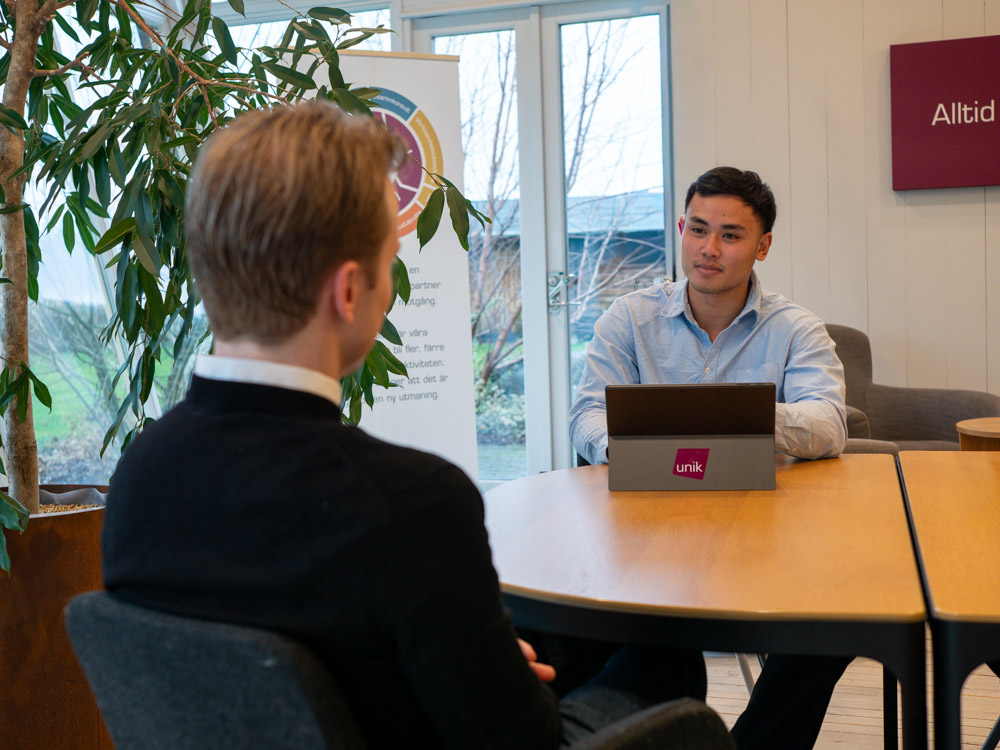 Student förbereder sig mentalt inför ett personlighetstest i rekryteringsprocessen vid en laptop i en lugn miljö.