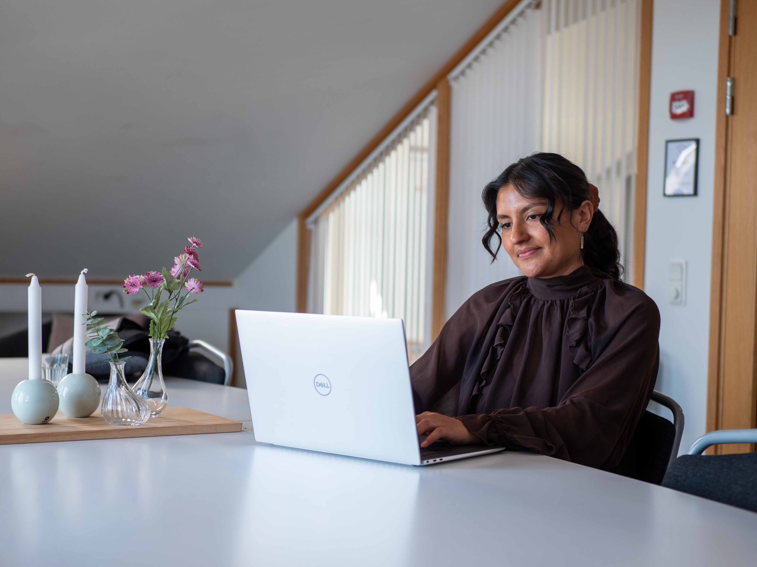 Student använder AI som intervjucoach vid en laptop för att förbereda sig inför en jobbintervju.